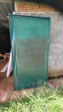 02 Quadro de ferro com tela mosquiteiro de 2,15 x 0,93 