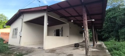 Casa aconchegante com varanda e quintal
