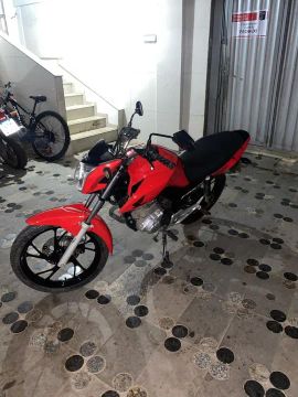 Motocicleta vermelha em ótimo estado