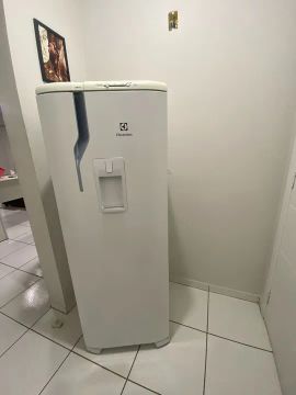 Geladeira Electrolux com água na porta