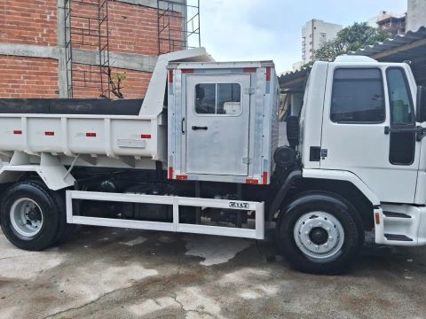 Caminhão caçamba 
