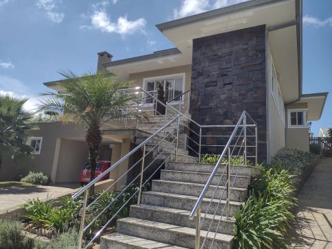 Ampla casa com piscina em condomínio no Passaúna