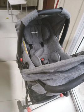 Carrinho com bebê conforto 