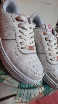 TÊNIS branco com detalhes em rosé