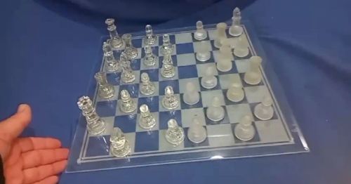 (Ler descrição) Jogo de xadrez com tabuleiro e peças móveis de vidro, peças pra reposição.