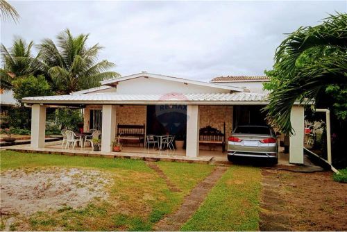 Casa em condomínio com portaria 24 horas, com acesso a praia da Conceição, com 5/4 , sendo