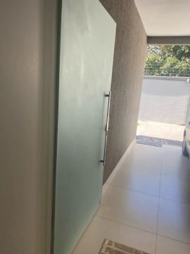 Vendo porta de vidro temperada completa
