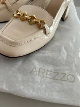 Sandália Arezzo Bege com Detalhe em Corrente Dourada