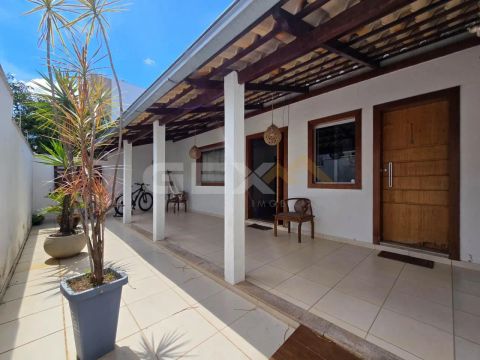 Casa à venda no bairro Sidil, 3 quartos sendo 1 suíte e 4 vagas.