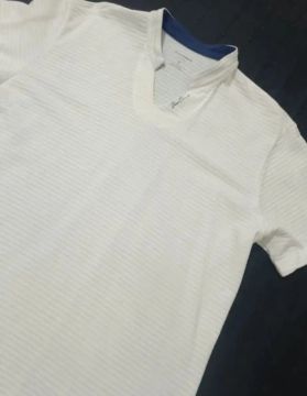 Camiseta branca com gola V Jean Darrot