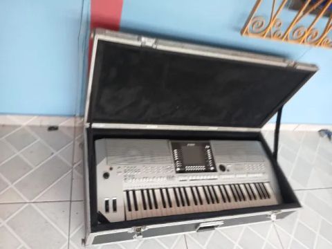 Vende som completo junto com teclado semi novo 