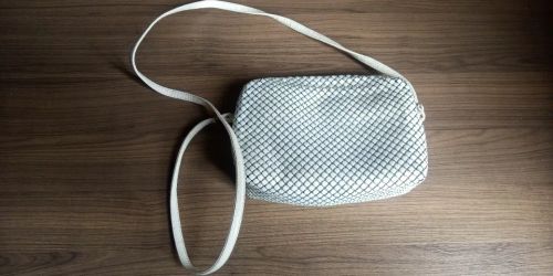 Bolsa vintage em malha de metal branca. Anos 80