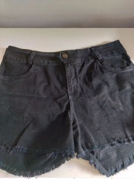Short jeans preto com detalhes desfiados