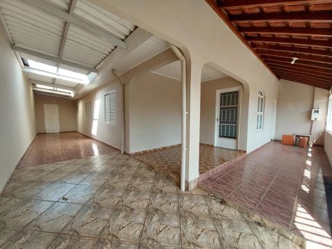 Casa excelente com área externa ampla no bairro São Gabriel - Colombo, PR