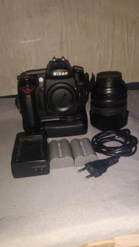 Câmera DSLR Nikon D3000 com Lente e Acessórios