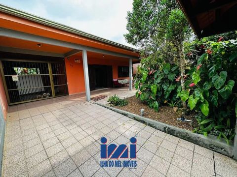 Casa com espaço de terreno perto do mar a venda