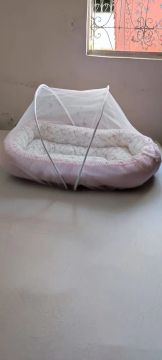 Berço dobrável com mosquiteiro para bebê