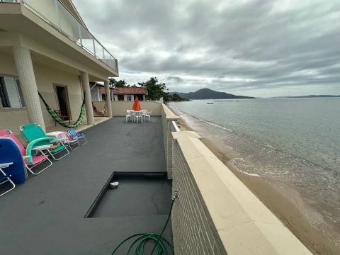 Casa Espaçosa em Biguaçu - Venda e Aluguel