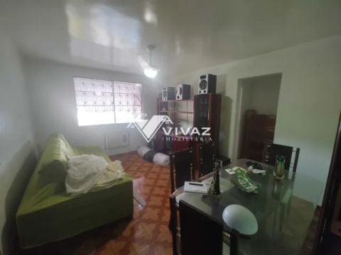 Ótimo Apartamento Padrão em Condomínio com 02 Quartos e Vaga de Garagem