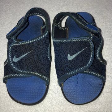 Sandálias azul menino tam 21/22 Nike