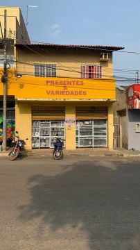 Vende-se prédio comercial com 03 casas no centro de Porto Nacional-To.