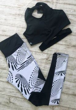 Conjunto de treino preto e branco com estampa