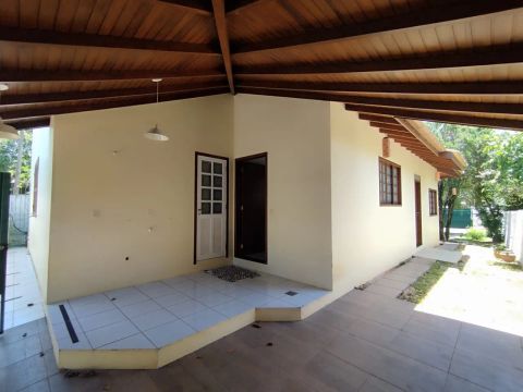 Casa charmosa 3 suítes e edícula, garagem coberta e aquecedor solar 
