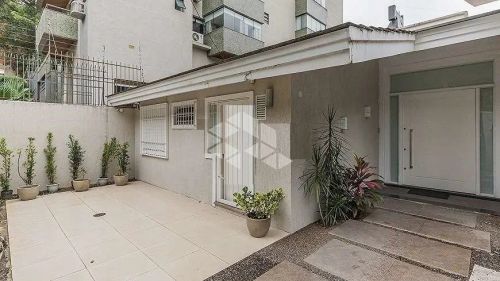 LINDA RESIDÊNCIA DE 381 M2 COM 4 SUITES E 4 VAGAS NA BELA VISTA