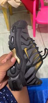 Nike Air Max Plus Preto e Dourado