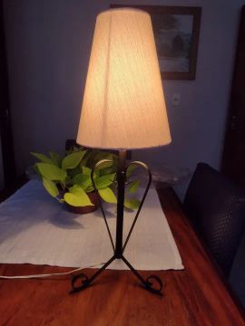 Abajur de Mesa com Design Moderno e Elegante