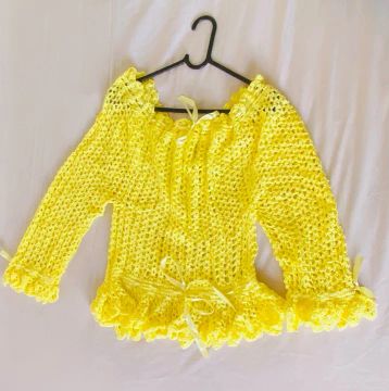Blusa amarela de crochê 