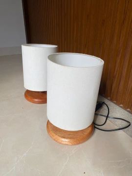 Par de Luminárias de Mesa - Base de Madeira e Design Elegante
