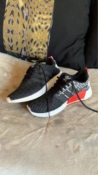 Tênis Adidas Unissex - Preto com detalhes vermelhos