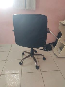 Cadeira de escritório giratória com regulagem de altura 