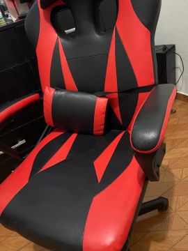 Cadeira gamer barata, usada poucas vezes.