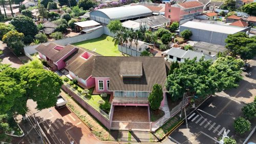 CASA SEMIMOBILIADA DE ÓTIMO PADRÃO COM 2.127M² DE TERRENO - NO CENTRO DE CAMBIRA.