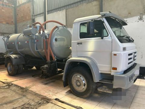 Caminhão vácuo VW-13.180