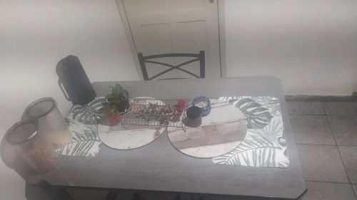 Mesa de mdf com duas cadeiras 