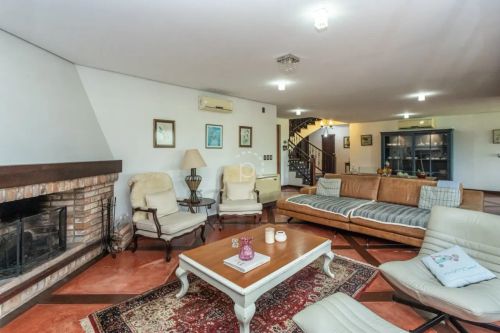 Venda de Casa em Condomínio em Porto Alegre-RS, bairro Terra Ville com 494m² Área Const.