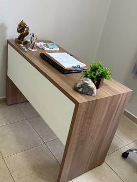 Mesa de escritório com gavetas