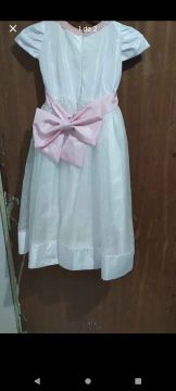 Vestido de festa infantil branco com laço rosa é sapato social <br>
