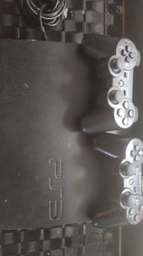 Ps3 usado com 5. Jogos e dois controles mais um cabo de carrgamento 