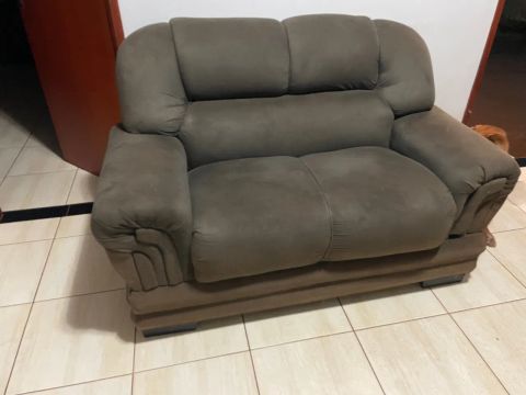 Sofá de 2 lugares em Suede Marrom