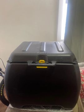 Baú 100 litros com suporte universal. 