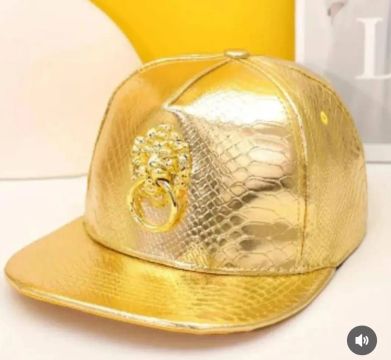 Boné de Couro Dourado com Leão