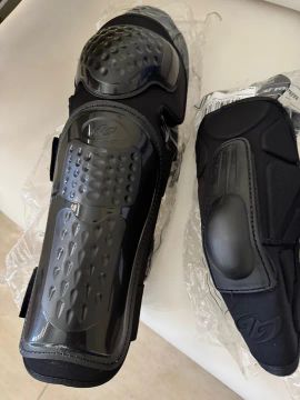 Capacete novo + joelheira e cotuveleira