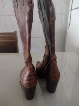 Botas de Couro Marrom número 35