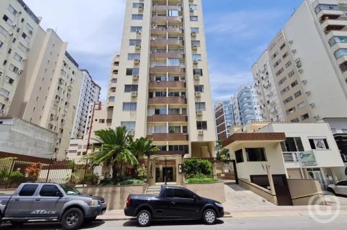 Descubra a praticidade de morar no Centro de Florianópolis em um charmoso apartamento semi
