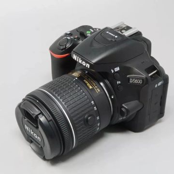 Câmera Digital SLR Nikon D5600 DSLR com Lente 18-55mm