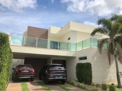 CASA DE ALTO PADRÃO À VENDA NO CONDOMÍNIO COUNTRY CLUB.